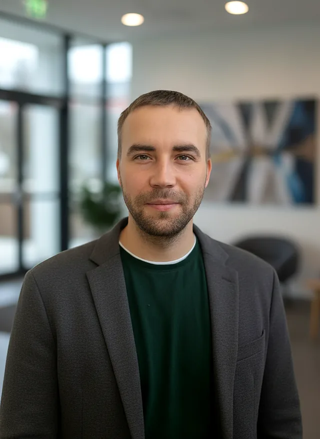 Anatolii Yastrebov, entwickelt Websites für kleine Betriebe im Rheinland